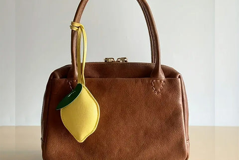 Charm Limón en Piel Vegana – Amarillo con Hoja Verde