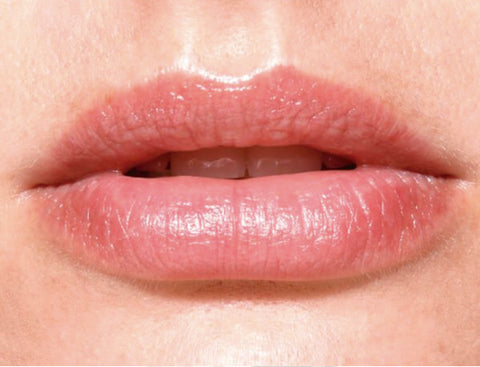 Alice in Beautyland: Kiss Me White Rabbit (Barra labial nutritiva traslúcida) - 20% descuento