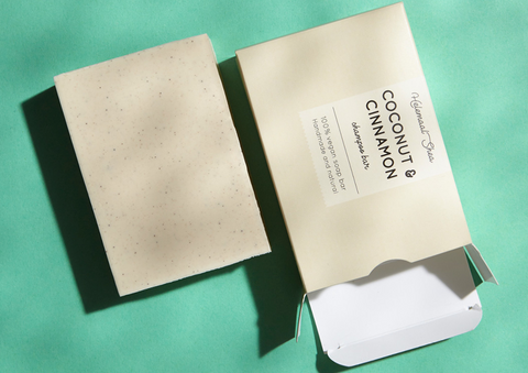 Helemaal Shea: Coconut & Cinnamon shampoo bar (Champú sólido con coco y canela para cabello seco) - 25% descuento