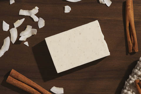 Helemaal Shea: Coconut & Cinnamon shampoo bar (Champú sólido con coco y canela para cabello seco) - 25% descuento