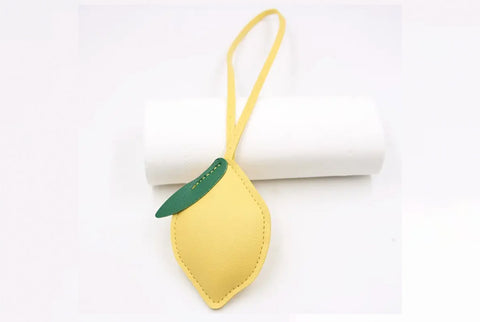 REGALO: Charm Limón en Piel Vegana – Amarillo con Hoja Verde +30€